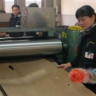 キャビネットの中国の製造業者Isoからの空想によって組み直されるスレート木ベニヤのクルミX937AのFineline特別で荒い穀物