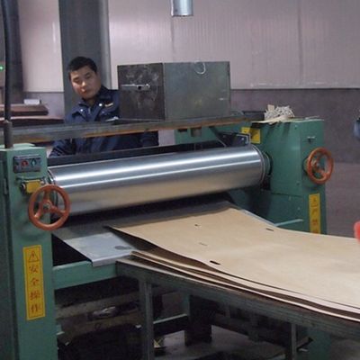 装飾によって延ばされているサイズ3100mmのための設計されたスレート木ベニヤのクルミH8536のまっすぐなFineline穀物ダーク グレー色