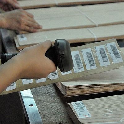 OEMの自然なマホガニーの木製のベニヤはまっすぐにドアの皮のための穀物2500-3100MMを計算した