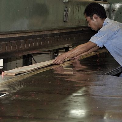 AAAの等級のチークの豪華な合板のための木製のベニヤの対照の黒ラインまさ目