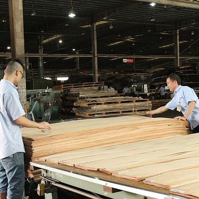 平らな切られた王冠は木がパネルおよび家具の表面のための0.15-0.5mmに張り合わせる自然なチェリーを切った