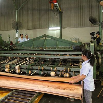 アメリカの自然なクルミ木ベニヤの四分の一はFsc中国の製造業者を作る一流の家具のために計算されたまっすぐ切った