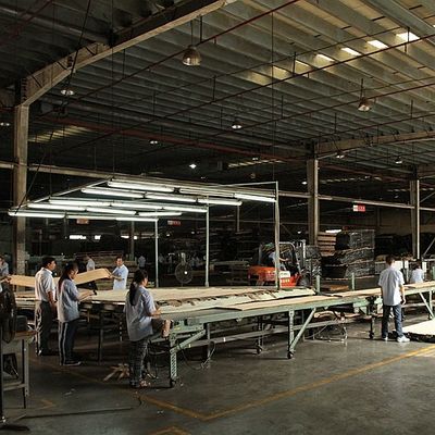 アメリカの自然なクルミ木ベニヤの四分の一はFsc中国の製造業者を作る一流の家具のために計算されたまっすぐ切った