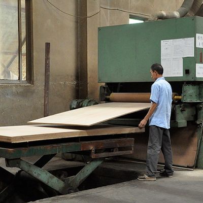 自然なOkoumeの豪華な合板Mdf/Chipboardは中国の製造業者からの装飾のための穀物を計算した