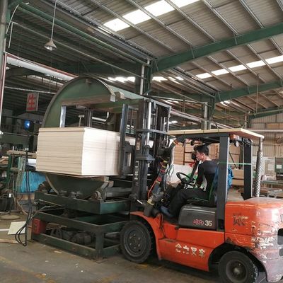 直面された自然な灰の王冠木はE0/E1豪華な合板/Mdf/Chipboardによって長さの中国のカスタマイズされる工場に張り合わせる