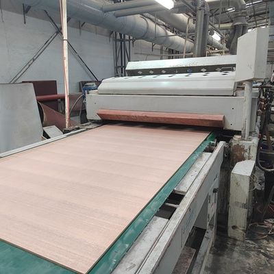 派手なアメリカの桜の合板クラウン カットの家具およびキャビネットのための木のベニヤ ベースのMDFパーティクル ボード