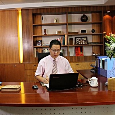 カービネット面のための2*8インチ新デザインの人工セダー木ファニヤ FCW-L146N/L246Cスライスカット技術